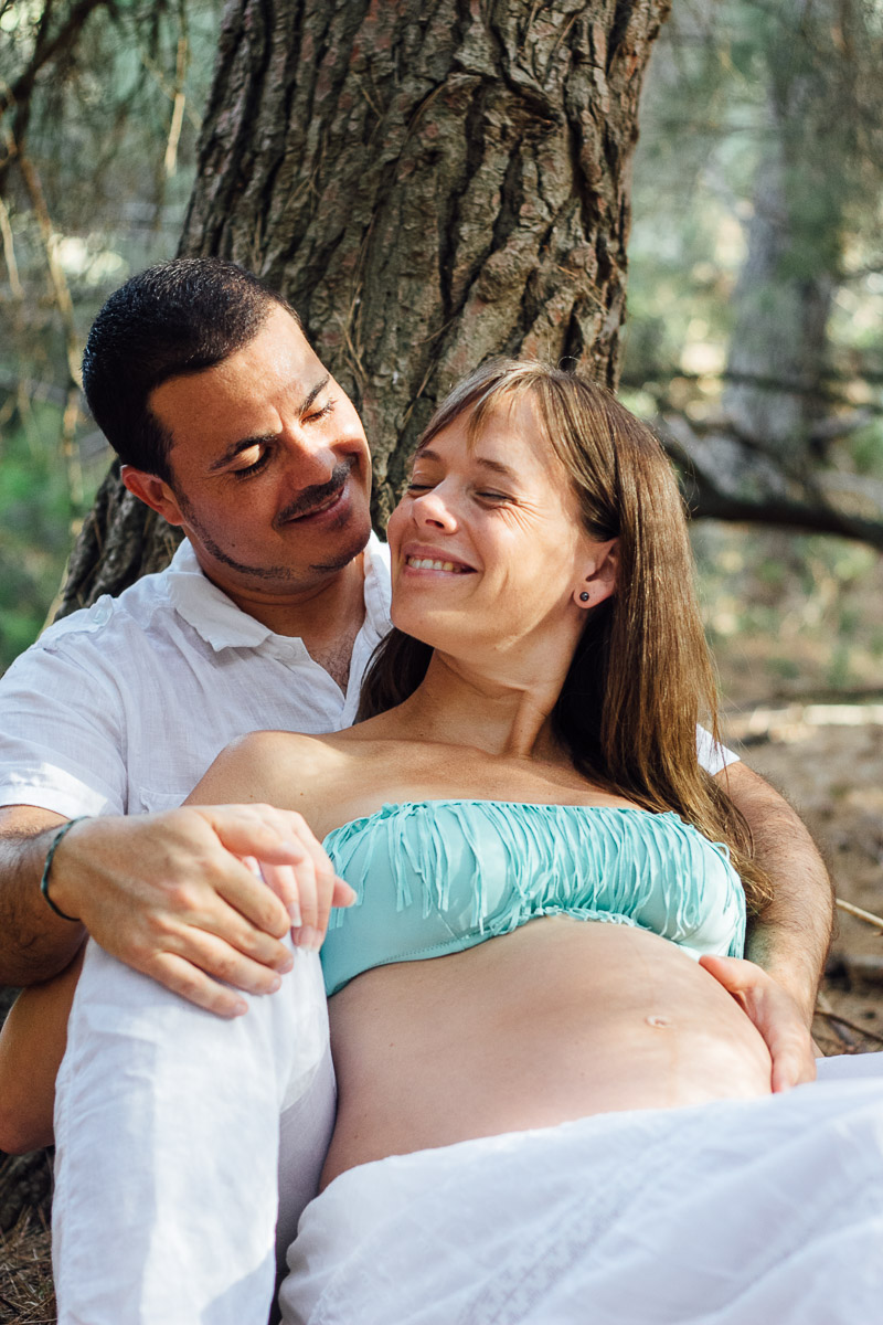 fotografo-embarazo-menorca-playa-mongofre-bosque-pareja-25