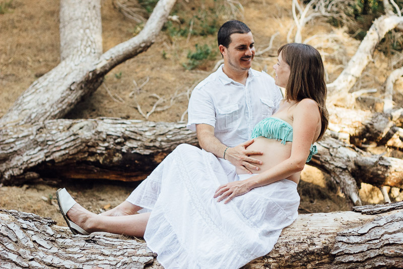 fotografo-embarazo-menorca-playa-mongofre-bosque-pareja-27