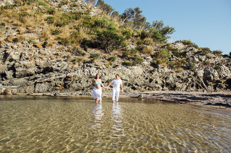 fotografo-embarazo-menorca-playa-mongofre-bosque-pareja-37